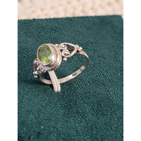 Sterling Silver Peridot Ring 925 Size 6 Oval Green Gem Vintage Leaf Band Gift - Picture 4 of 6